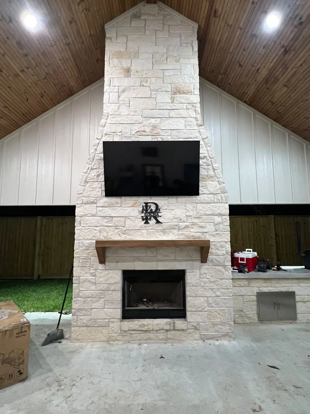 Stone fireplace R monogram, TV, pine ceiling