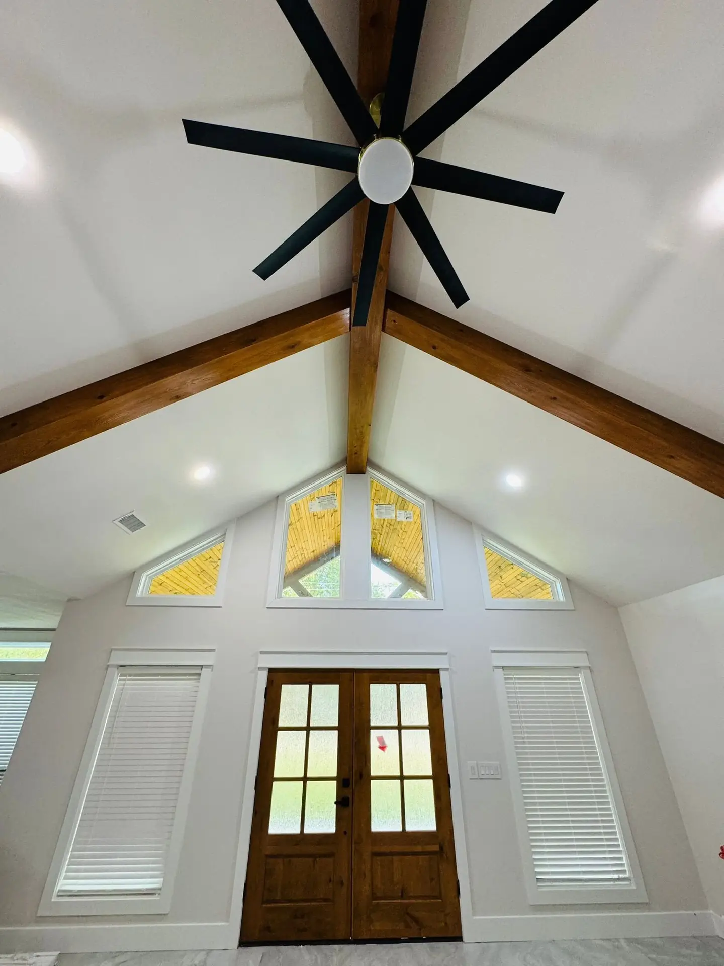 Sala abovedada con vigas de cedro y medallón de ventilador